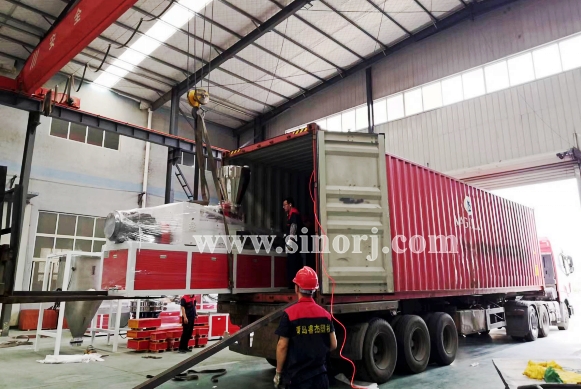 大家早安，新的一天，裝柜開始！越南墻板線條設備2個柜開始啦！ ?Morning. Vietnam PVC wall panel production lines starts loading.