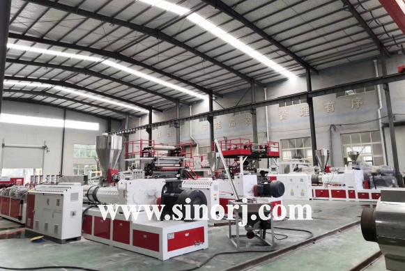 等待發(fā)貨的三套設(shè)備：PVC木塑中空門(mén)板設(shè)備，仿大理石設(shè)備，SPC地板設(shè)備。